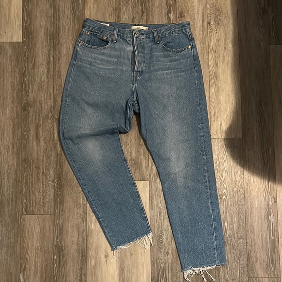 LEVIS | Premium Wedgie High Rise Straight Distressed Big E Jeans with Frayed Hem - Picture 1 of 14